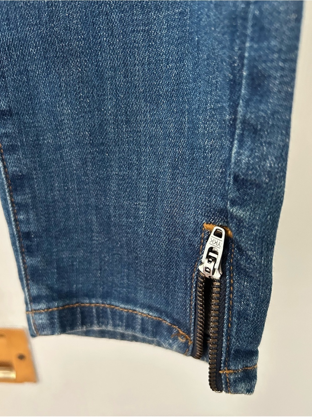 Zara Women's Blue Skinny Jeans with Subtle Fade - Picture 3 of 6